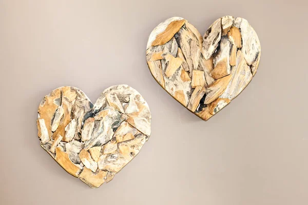 Två trä hjärtan på väggen — Stockfoto