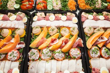 Soğuk yiyecek çanak üzerinde