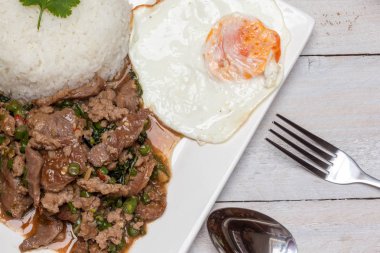 Pirinç ile Tayland yemek