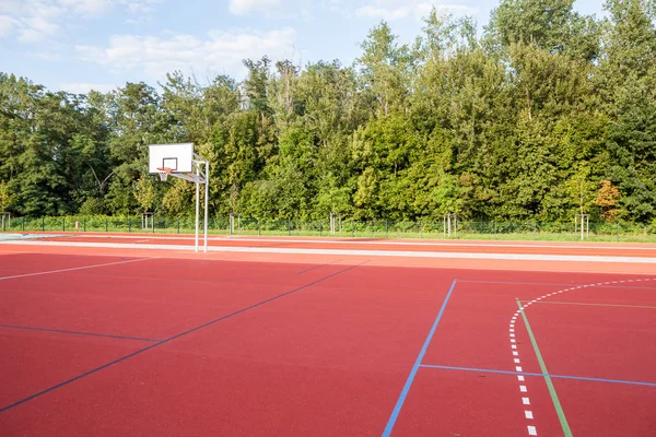 Um campo de basquete — Fotografia de Stock