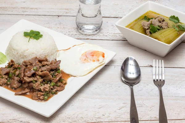 Thailändisches Gericht mit Reis — Stockfoto