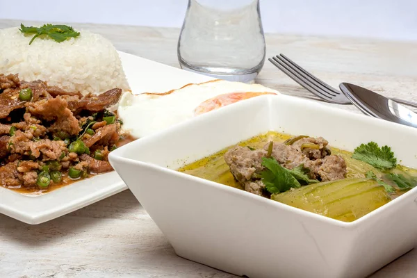 Thailändisches Gericht mit Reis — Stockfoto