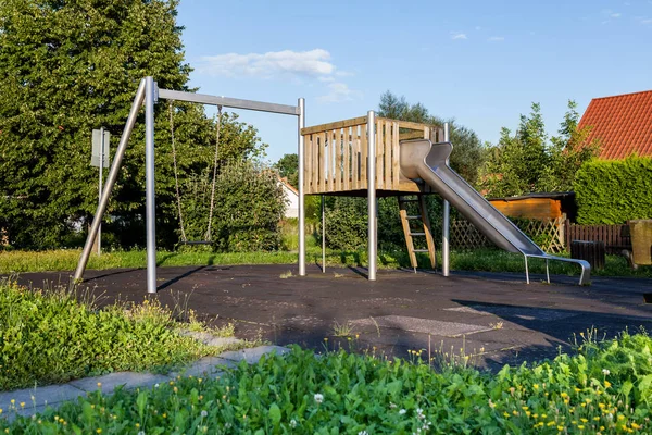 Slayt ve bir salıncak