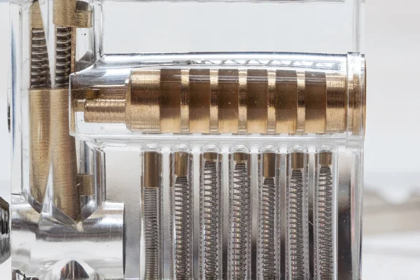 açık bir asma kilit