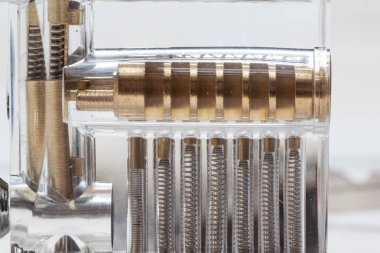 açık bir asma kilit