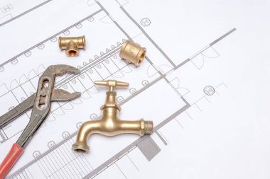 Planı tesisatçı ve İngiliz anahtarı