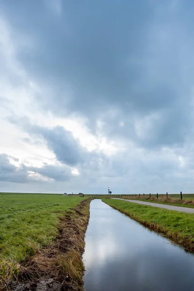 Wiese mit Leuchtturm — Stockfoto