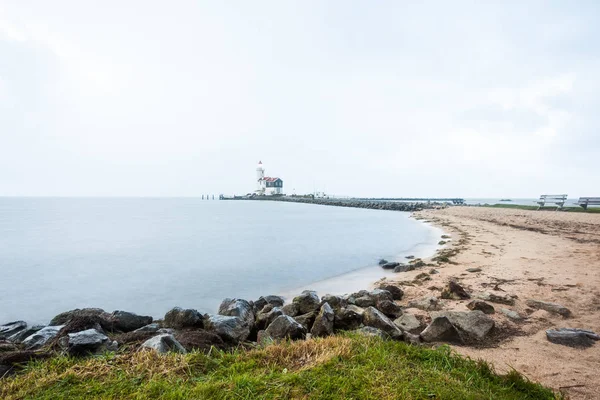 Vuurtoren op een bewolkte dag — Stockfoto