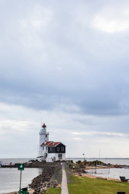 Bulutlu bir günde Deniz feneri