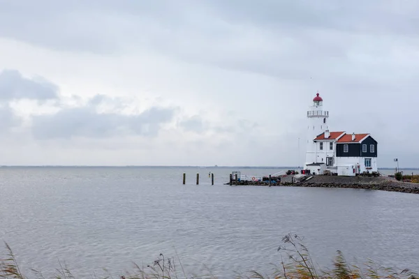 Vuurtoren op een bewolkte dag — Stockfoto