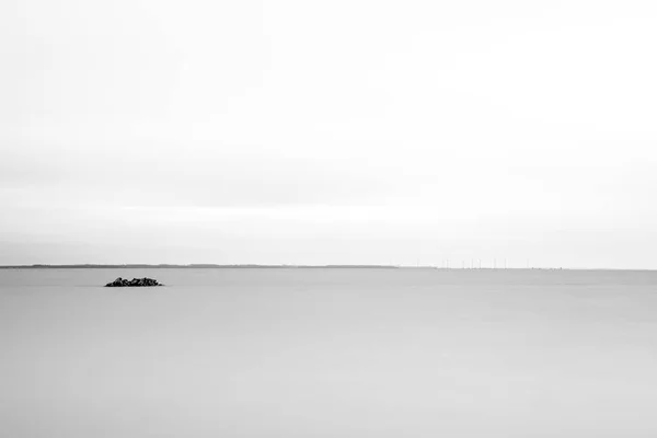 Остров камней в море — стоковое фото