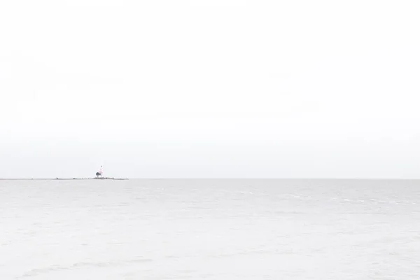 Bulutlu bir günde Deniz feneri — Stok fotoğraf