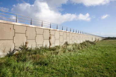 Bir büyük duvar beyaz bulutlar