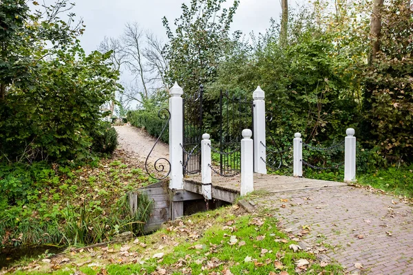 Un puente de madera — Foto de Stock