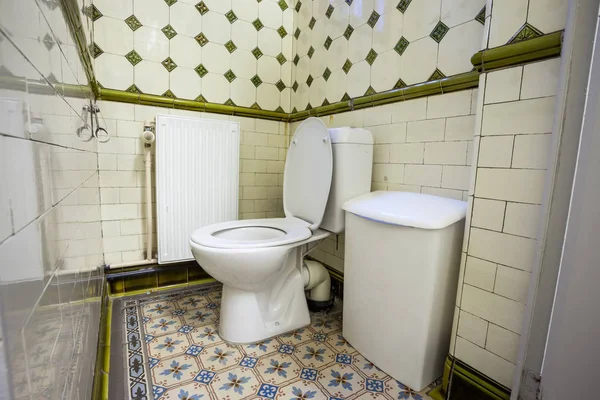 Um banheiro público — Fotografia de Stock