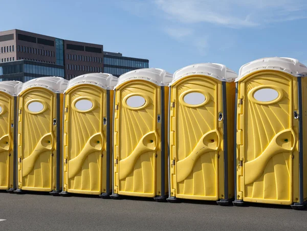 Buiten toilet langs de straat — Stockfoto