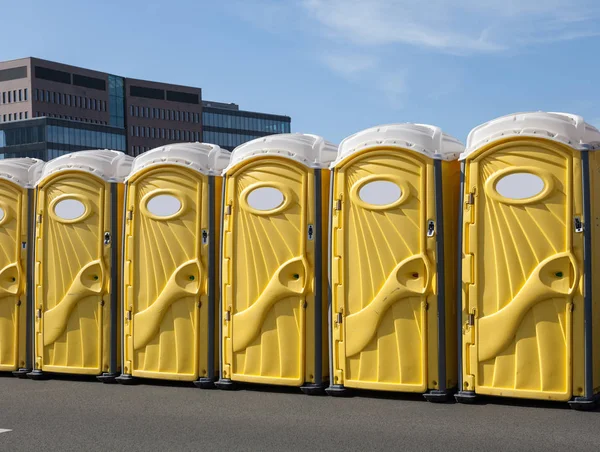 Außentoilette entlang der Straße — Stockfoto