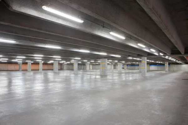 Een ondergrondse garage — Stockfoto