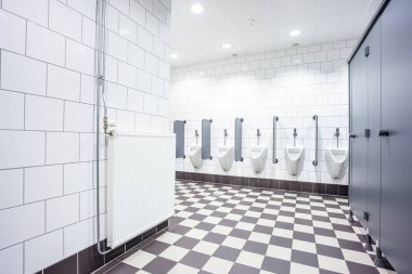 pisuar ve tuvalet kapıları