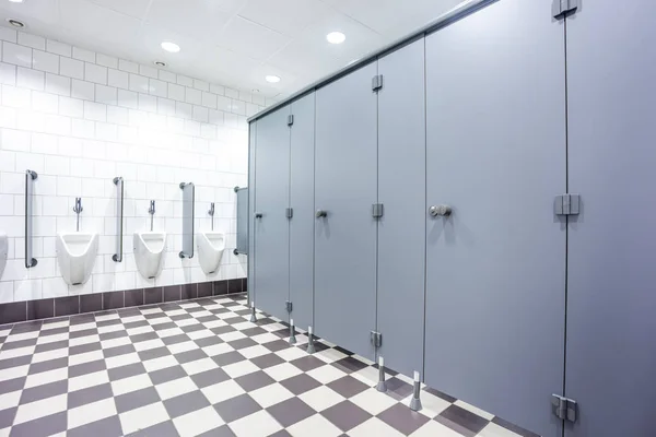 Pisuar ve tuvalet kapıları — Stok fotoğraf