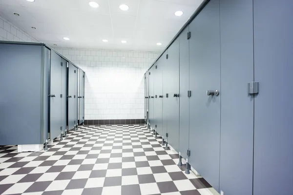 Dörrar från toaletter — Stockfoto