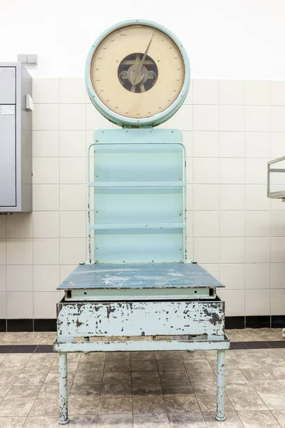 Escalas na morgue — Fotografia de Stock
