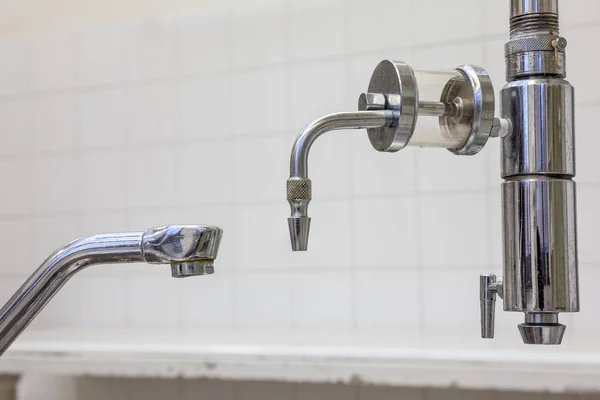 Rubinetto dell'acqua in obitorio — Foto Stock