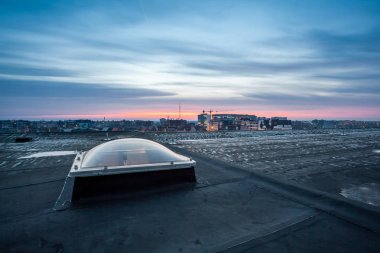 Şehrin üzerinde gün doğumu