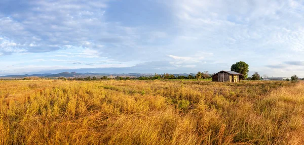 Paisaje Tailandia whit una pequeña casa — Foto de Stock