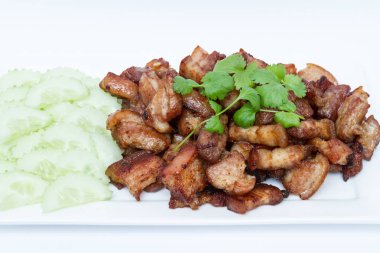 Salatalık soslu kızarmış domuz eti