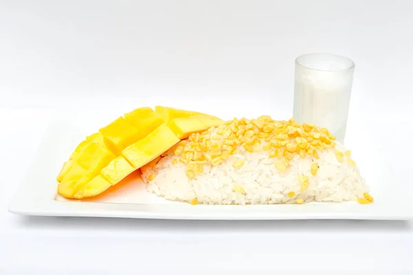 Mango mit gedünstetem Reis — Stockfoto