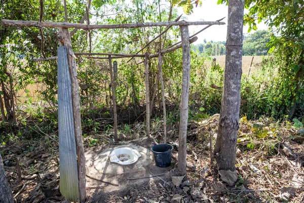 Toilet in het veld openen — Stockfoto