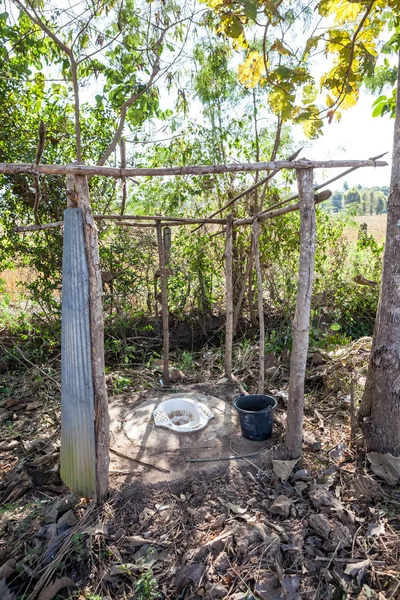 Toilet in het veld openen — Stockfoto