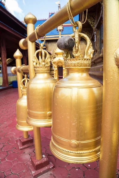 Cloches dans le temple thaï — Photo