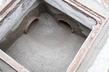 Yerde bok için plastik bir tüp var.