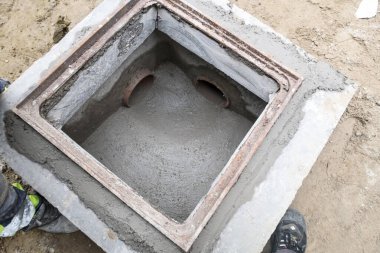 Yerde bok için plastik bir tüp var.