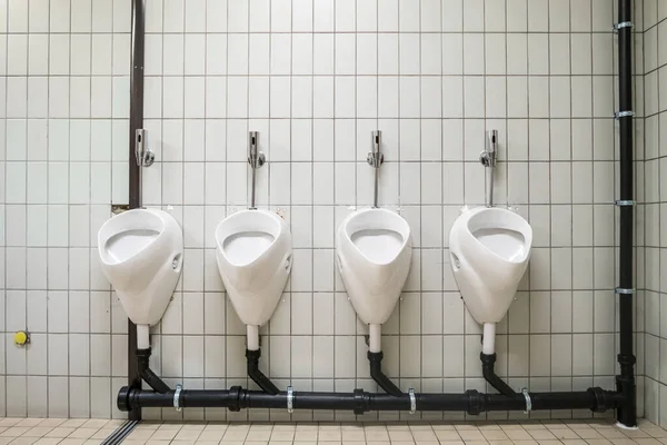 Urinal na parede — Fotografia de Stock