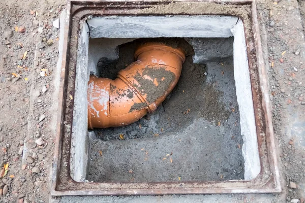 地面にはクソ用のプラスチックチューブがあります — ストック写真