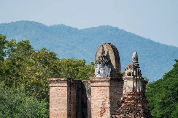 Bouddha sur une plate-forme en pierre — Photo