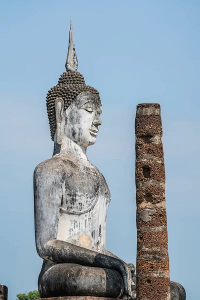 Bouddha sur une plate-forme en pierre — Photo