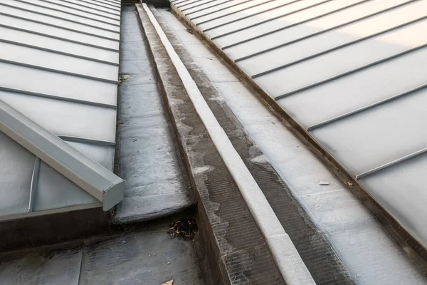 Um telhado de zinco em um edifício alto — Fotografia de Stock