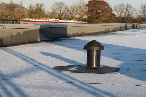 Donmuş çatıda havalandırma — Stok fotoğraf