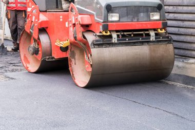Bir Asfalt Silindiri