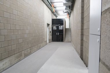 Küçük bir asansör.