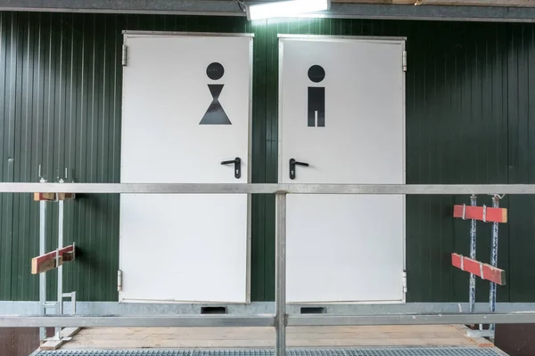 Türen von Toiletten neben einer Baustelle — Stockfoto