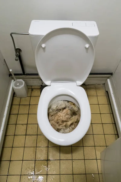 Общественный туалет засорился — стоковое фото