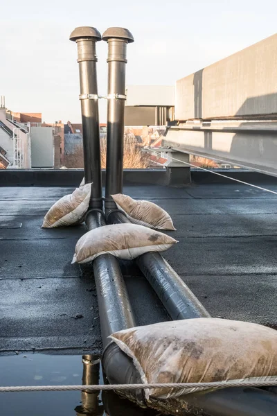 屋根の換気パイプは — ストック写真