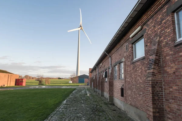 Windmühle auf einem Bauernhof — Stockfoto