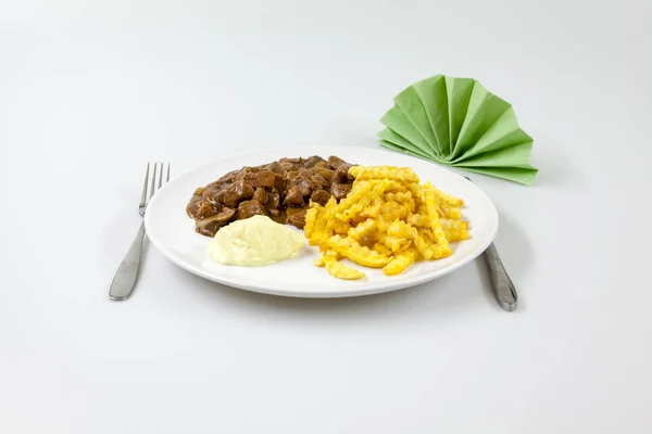 Batatas fritas com ensopado — Fotografia de Stock