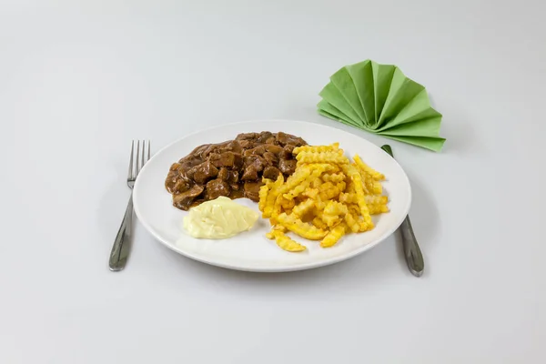 Batatas fritas com ensopado — Fotografia de Stock